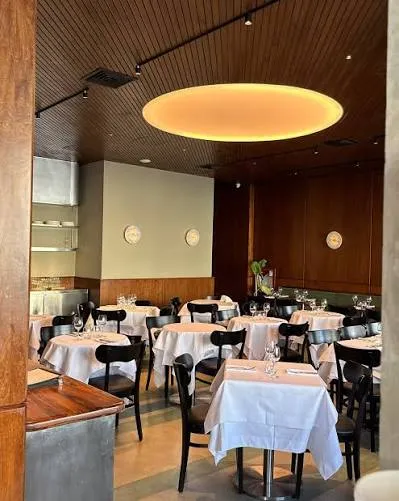 Mesa de restaurante con mantelería impecable